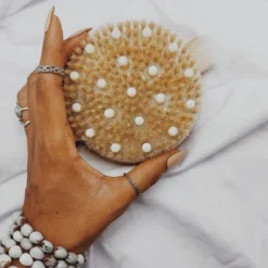 Beauty By Earth Round Dry Brush With Cellulite Massager -Body Care Shop GUEST 1c79d924 ba4e 49f7 a630 9f799418c203