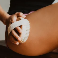 Beauty By Earth Round Dry Brush With Cellulite Massager -Body Care Shop GUEST 1fdf6891 6117 4d14 9ada c6582bfa57e6