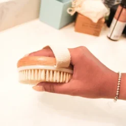 Beauty By Earth Round Dry Brush With Cellulite Massager -Body Care Shop GUEST df5e2708 55fa 4dfe 8f38 906320fc9c28